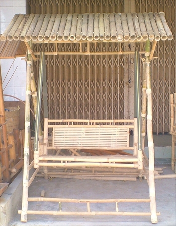 SWING BENCH BAMBOO ROOF